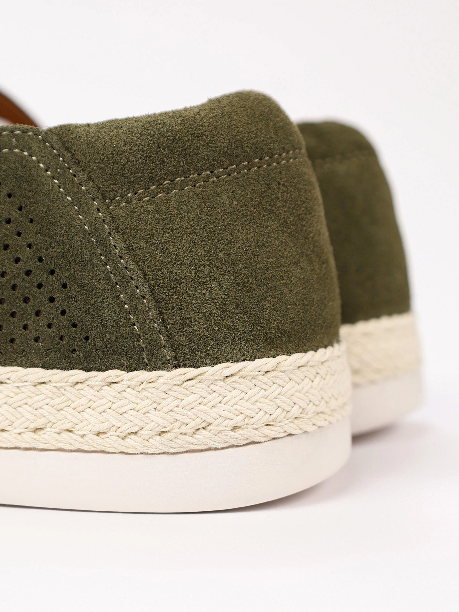 Мокасины зелоного цвета с перфорацией на низкой подошве